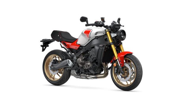 Moto Yamaha XSR 900 2025, color legend red (blanco y rojo)